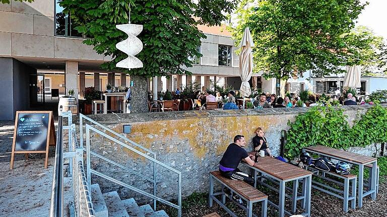 Von der Aussichtsplattform (links) geht's direkt in die Weinberge.