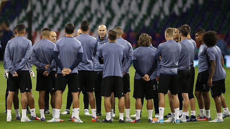 Team-Besprechung       -  Reals Trainer Zinedine Zidane (M) spricht beim Abschlusstraining zu seiner Mannschaft. Foto: Nick Potts