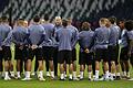 Team-Besprechung       -  Reals Trainer Zinedine Zidane (M) spricht beim Abschlusstraining zu seiner Mannschaft. Foto: Nick Potts