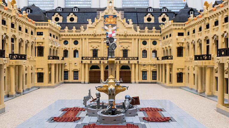 Mit Geduld und viel Liebe zum Detail hat Reinhold Dukat mit Lego-Steinen die Würzburger Residenz nachgebaut - inklusive Franconia-Brunnen.