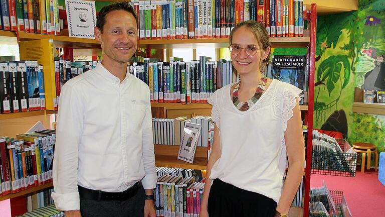 Bürgermeister Thorsten Wozniak begrüßt die neue Leiterin der Stadtbibliothek Gerolzhofen, Julia Rehder, in den Büchereiräumen im Bürgerspital. Die gebürtige Hamburgerin hat am 1. Juli ihre Arbeit aufgenommen.&nbsp;&nbsp;