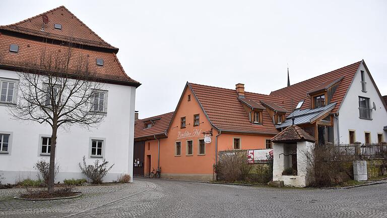 Beispielgebend für eine Altortschleife könnte Binsfeld sein, denn am westlichen Ortsaus- bzw. -eingang befindet sich der ehemalige Bauernhof, der zur Gaststätte 'Binsfelder Hof' umgebaut wurde, sowie das Binsfelder Mehrgenerationenhaus mit Kita.