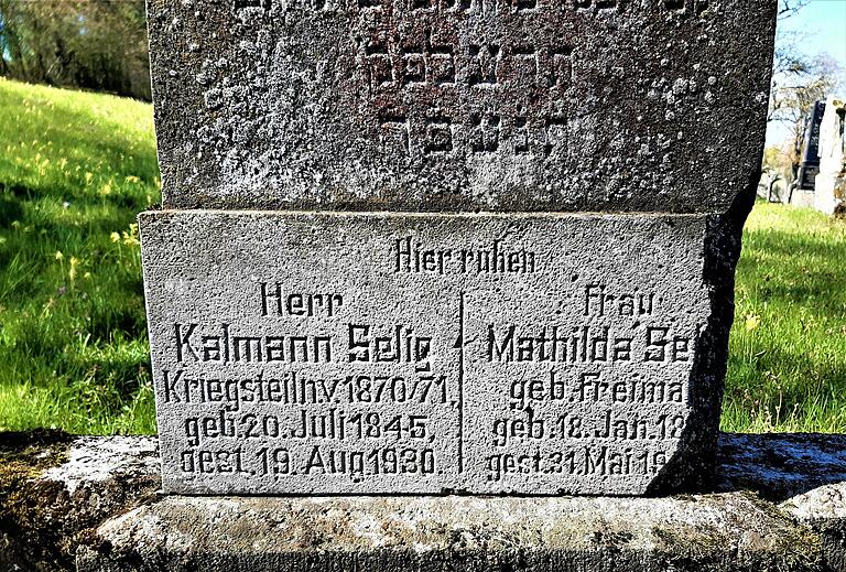 Auf dem Sockel des Grabsteins von Kalmann und Mathilda Selig auf dem jüdischen Friedhof von Gerolzhofen ist die Teilnahme des Gerolzhöfers am Feldzug 1870/71 vermerkt. Auf dem Sockel des Grabsteins von Kalmann und Mathilda Selig auf dem jüdischen Friedhof von Gerolzhofen ist die Teilnahme des Gerolzhöfers am Feldzug 1870/71 vermerkt.