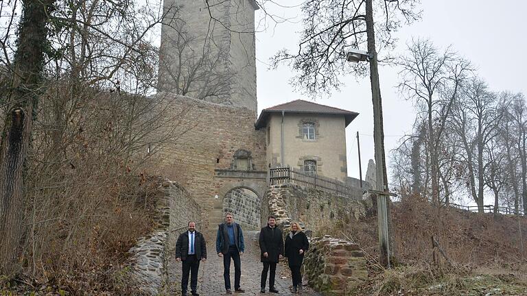 Die Lichtenburg wird einen Umbau erfahren. Unter anderem die Küche, aber auch andere Räumlichkeiten, werden einer Sanierung unterzogen. Damit will man auf die gestiegenen Anforderungen reagieren und das Ensemble weiterhin für Gäste attraktiv erhalten: (von links) Bürgermeister Steffen Malzer, Franz Schmidt (Bereichsleitung Hochbau im Staatlichen Bauamt Schweinfurt), Landtagsabgeordneter Sandro Kirchner und Doris Wienröder (1. Fürsteherin Lichtenburggemeinde).