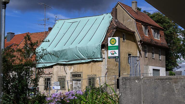 Nicht zu übersehen: In unmittelbarer Nähe zur Wandelhalle und dem Kurpark von Bad Neustadt steht im Ortsteil Bad Neuhaus das heruntergekommene, aber denkmalgeschützte 'Schmitts Mary Haus'.