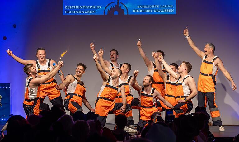 Die 'Flying Mumus' heizten als Müllwerker nicht nur den Damen im Saal gehörig ein. Die 'Flying Mumus' heizten als Müllwerker nicht nur den Damen im Saal gehörig ein.
