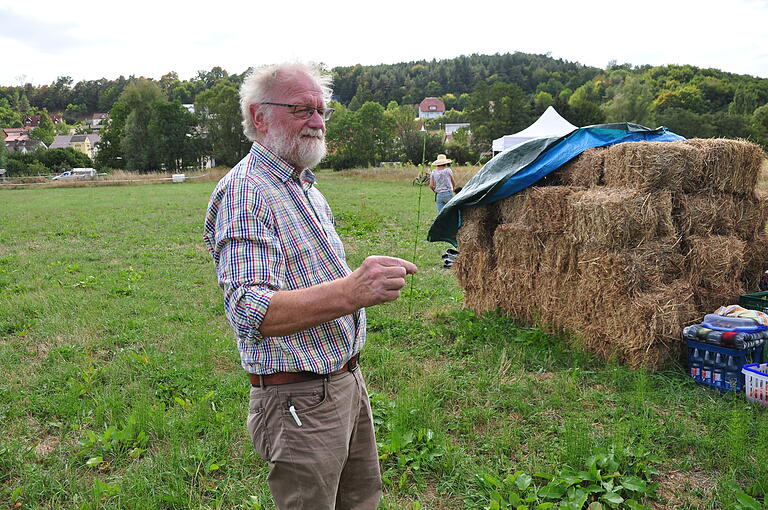 Vorsitzender der Bürgerinitiative 'Rettet das Aalbachtal' Hans Madinger stellte die Wiese mit seinen Zonen vor.  Foto: Elfriede Streitenberger