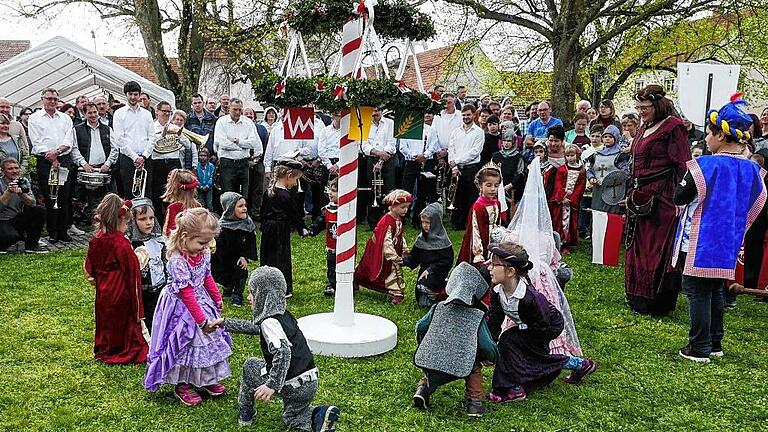 Ritter mit ihren Burgfräuleins tanzten in Oberspiesheim in den Mai. Der Anlass war die Aufstellung des Maibaumes und der Festakt der Gemeinde Kolitzheim verbunden mit der 1225-Jahr-Feier Oberspiesheims. Ritter mit ihren Burgfräuleins tanzten in Oberspiesheim in den Mai. Der Anlass war die Aufstellung des Maibaumes und der Festakt der Gemeinde Kolitzheim verbunden mit der 1225-Jahr-Feier Oberspiesheims.