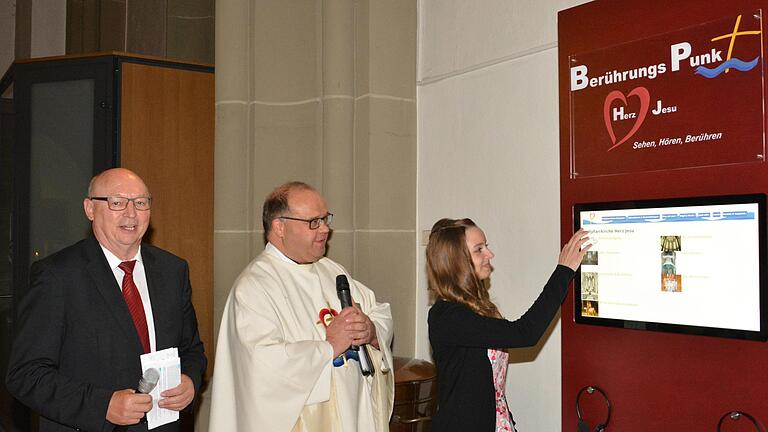 Pastoralreferent Rainer Ziegler, Pfarrer Gerd Greier und  Beatrice Petrik bei der Vorführung des Terminals. Björn Hein       -  Pastoralreferent Rainer Ziegler, Pfarrer Gerd Greier und  Beatrice Petrik bei der Vorführung des Terminals. Björn Hein