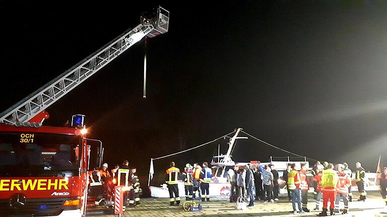 Stromausfall: „Nixe“ trieb manövrierunfähig auf dem Main - Zwei Stunden dauerte der Großeinsatz bei Eibelstadt (Lkr. Würzburg), nachdem ein Ausflugsschiff manövrierunfähig auf dem Main trieb. Stromausfall: „Nixe“ trieb manövrierunfähig auf dem Main - Zwei Stunden dauerte der Großeinsatz bei Eibelstadt (Lkr. Würzburg), nachdem ein Ausflugsschiff manövrierunfähig auf dem Main trieb.