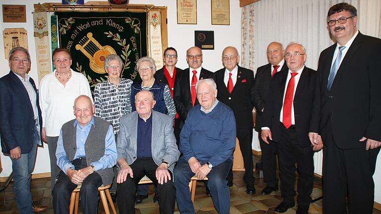 Beim Ehrenabend zum 70-jährigen Bestehen ernannte der Gesangverein 'Liederkranz Eußenheim' zwei neue Ehrenmitglieder und ehrte langjährige Mitglieder. Im Bild sitzend links: Ehrenmitglied Peter Köninger und sitzend rechts: Ehrenmitglied Willi Hoßmann. Sitzend in der Bildmitte: Altbürgermeister Herbert Schneider (40 Jahre Mitglied).
Hinten stehend (von links) Alois Henn, Erika Hafner, Elisabeth Köninger, Rita Hoßmann, Elfriede Roth, Vorsitzender Klemens Hoßmann, Erwin Keller, Willi Metzlaf, Wilhelm Rudolph und stellvertretender Bürgermeister Thomas Obert. Beim Ehrenabend zum 70-jährigen Bestehen ernannte der Gesangverein 'Liederkranz Eußenheim' zwei neue Ehrenmitglieder und ehrte langjährige Mitglieder. Im Bild sitzend links: Ehrenmitglied Peter Köninger und sitzend rechts: Ehrenmitglied Willi Hoßmann. Sitzend in der Bildmitte: Altbürgermeister Herbert Schneider (40 Jahre Mitglied).
Hinten stehend (von links) Alois Henn, Erika Hafner, Elisabeth Köninger, Rita Hoßmann, Elfriede Roth, Vorsitzender Klemens Hoßmann, Erwin Keller, Willi Metzlaf, Wilhelm Rudolph und stellvertretender Bürgermeister Thomas Obert.