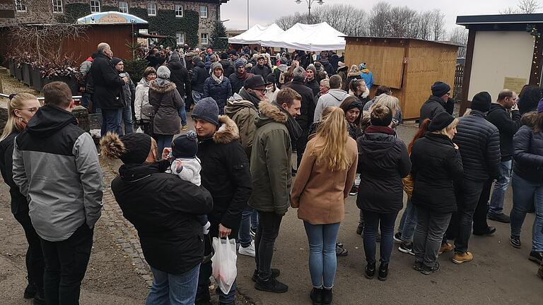 Voll war es am Wochenende am Kreuzberg. Die Besucher drängten sich beim Adventsmarkt über das Gelände.