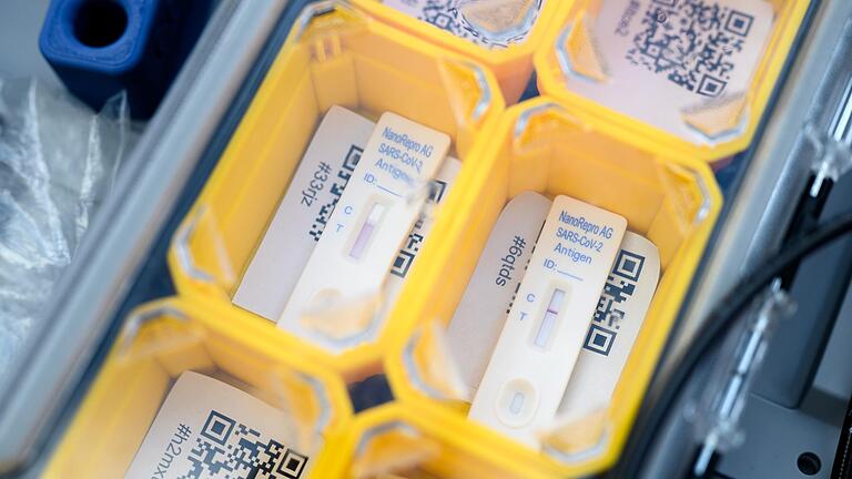 Auf Antigen-Schnelltests verlassen sich viele beim Sport, bei Veranstaltungen oder bei Besuchen in Krankenhäusern. Manche Produkte erkennen Infektionen allerdings nicht ausreichend. Auf Antigen-Schnelltests verlassen sich viele beim Sport, bei Veranstaltungen oder bei Besuchen in Krankenhäusern. Manche Produkte erkennen Infektionen allerdings nicht ausreichend.