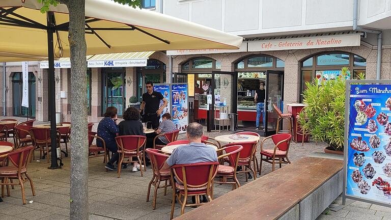 Trotz der sommerlichen Temperaturen&nbsp;gab es am Abend noch einige freie Plätze beim&nbsp; Eiscafé Natalino in Werneck.