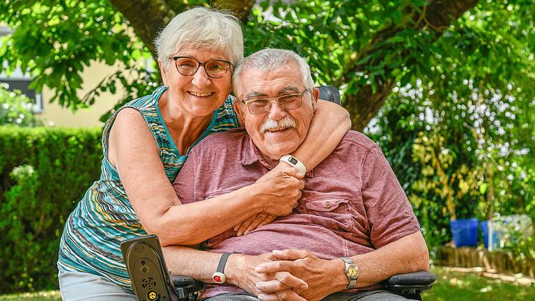 Gemeinsamer Humor und Kampfgeist helfen Franziska Heß-Hertlein im Pflegealltag mit ihrem Mann Ernst. Mit knapp 30 Jahren erhielt dieser die Diagnose Multiple Sklerose. Gemeinsamer Humor und Kampfgeist helfen Franziska Heß-Hertlein im Pflegealltag mit ihrem Mann Ernst. Mit knapp 30 Jahren erhielt dieser die Diagnose Multiple Sklerose.