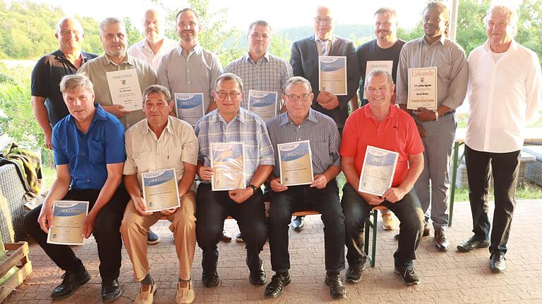 Freuen sich über die Ehrungen verdienter und treuer Sportkameraden (hinten von links): Gerd Dluczek, Fahri Kilic, Manfred Beck, Florian Schneider, Jürgen Hirsch, Roland Bergmann, Harald Stadelmann, David Bailey und Erich Braun.   Sitzend: Werner Eck, Erwin Fleischmann, Helmut Wittiger, Franz Honecker und Manfred Hofmann.