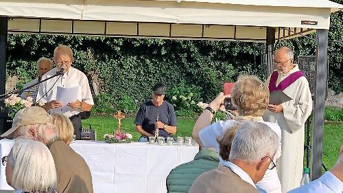 Die Mitglieder der CSU-Seniorenunion des Kreisverbandes Bad Kissingen trafen sich im Garten des ehemaligen Klosters Altstadt zu einer Gedenkfeier.       -  Die Mitglieder der CSU-Seniorenunion des Kreisverbandes Bad Kissingen trafen sich im Garten des ehemaligen Klosters Altstadt zu einer Gedenkfeier.