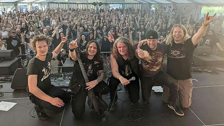 Die 'Sons of Eternity' auf dem Würzburger 'Umsonst und Draußen'-Festival 2023. Die 'Sons of Eternity' auf dem Würzburger 'Umsonst und Draußen'-Festival 2023.