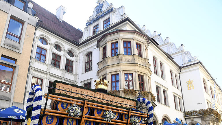 Hofbräuhaus München.jpeg       -  Schaut traditionell aus, diese Brauereikutsche vor dem Hofbräuhaus in München. Reservierungen dort lassen sich mittlerweile ganz modern auf einer App handeln.