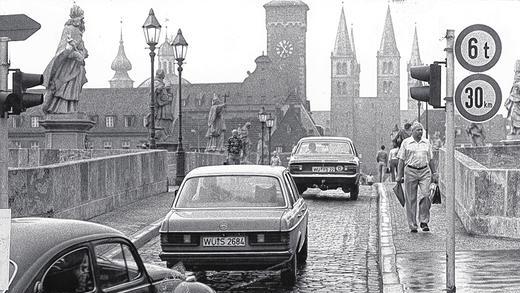 Schauplatz Alte Mainbrücke: Im Einbahnverkehr fuhren in den Achtzigern dort noch die Autos. 1990 war dann Schluss damit.