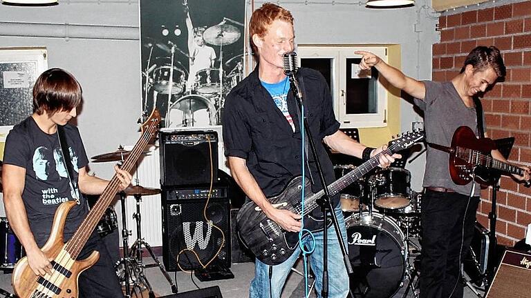 Benedikt Zenglein (Mitte), zwei Jahre vor seinem Tod bei einem „Wohnzimmerkonzert“ im Proberaum seiner Band „Faint“ in der Jam-House-Music-School in Marktheidenfeld. Nun hat sein Vater eine CD mit bisher unbekannten Liedern seines Sohnes veröffentlicht. Benedikt Zenglein (Mitte), zwei Jahre vor seinem Tod bei einem „Wohnzimmerkonzert“ im Proberaum seiner Band „Faint“ in der Jam-House-Music-School in Marktheidenfeld. Nun hat sein Vater eine CD mit bisher unbekannten Liedern seines Sohnes veröffentlicht.