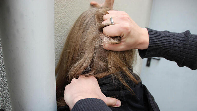 Bei Straftaten (hier ein Symbolbild) sind Opfer meist sehr lange traumatisiert und auch die Täter bereuen ihr Vergehen oft. Wenn beide einverstanden sind besteht die Möglichkeit beim Opfer-Täter-Ausgleich über das Geschehene zu sprechen. Das hilft beiden und schont die Gerichte. Foto: Benedikt Borst       -  Bei Straftaten (hier ein Symbolbild) sind Opfer meist sehr lange traumatisiert und auch die Täter bereuen ihr Vergehen oft. Wenn beide einverstanden sind besteht die Möglichkeit beim Opfer-Täter-Ausgleich über das Geschehene zu sprechen. Das hilft beiden und schont die Gerichte. Foto: Benedikt Borst