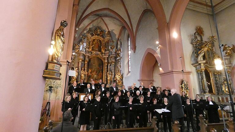 Nicht “allein mit reinem Schönklang eingelullt, sondern vor allem emotional angeregt werden“ sollten die Zuhörer, so stand es jedenfalls im Programmheft zu lesen. Und das setzte Mixtura Cantorum im Kirchenkonzert in St.Kilian exakt um.