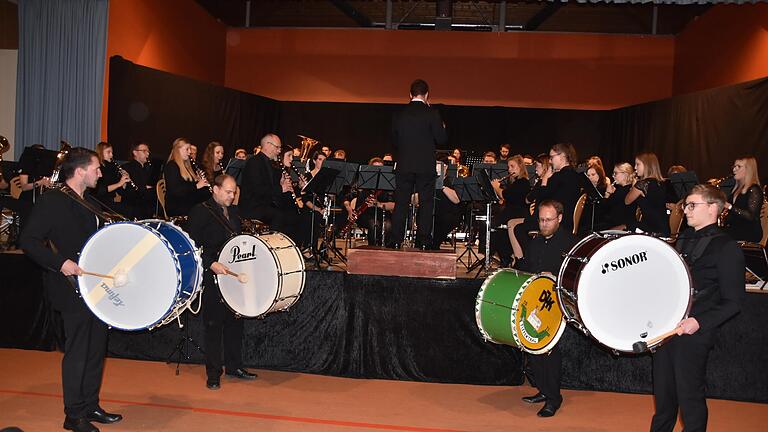 Stimmungsvoll, begeisternd und sehr gelungen war das Jahreskonzert des Symphonischen Blasorchesters der Musikkapelle Lengfurt in der Mehrzweckhalle Karbach.