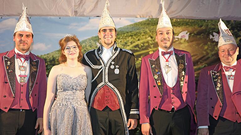 Jonas I. und Monja I. sind das neue Prinzenpaar des Carnevalsclub Stetten. Im Bild von links: Sitzungspräsident Florian Burkard, Monja Schießer, Jonas Rodi, erster Gesellschaftspräsident Frank Steinmetz und zweiter Gesellschaftspräsident Jürgen Zink. Jonas I. und Monja I. sind das neue Prinzenpaar des Carnevalsclub Stetten. Im Bild von links: Sitzungspräsident Florian Burkard, Monja Schießer, Jonas Rodi, erster Gesellschaftspräsident Frank Steinmetz und zweiter Gesellschaftspräsident Jürgen Zink.