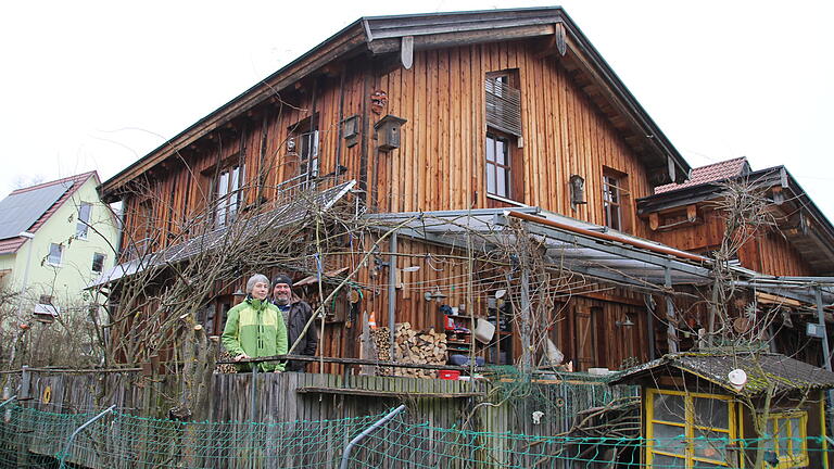 Uschi und Werner Bauer haben für ihr ökologisch gebautes Haus in Schaippach 2019 die Grüne Hausnummer erhalten. Uschi und Werner Bauer haben für ihr ökologisch gebautes Haus in Schaippach 2019 die Grüne Hausnummer erhalten.
