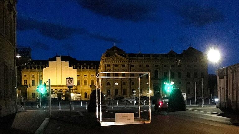 Der Kubus der Künstlergruppe 'Achtung! Kunstleerer Raum' in der Hofstraße bei Nacht.