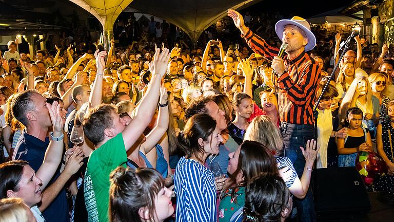 Das 'Wein am Stein' hat Kultstatus erreicht und zählt zu den Highlights der Region. Das Foto zeigt 2019 die Band Shantel&amp;Bukovina Club Orkestar, die mit ihrem Balkan Brass und bekannten Songs wie 'Disko Disko Partizani' schon mehrfach auf dem Fest für Stimmung sorgte.