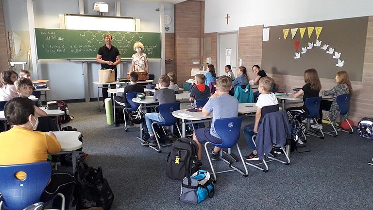 Ein Erlebnis der besonderen Art teilten die Schüler und Schülerinnen der fünften und sechsten Klassen des Gymnasiums miteinander: Aus nächster Nähe durften sie in ihrem eigenen Klassenzimmer dem Kinderbuchautor Armin Pongs bei einer Lesung aus seiner neuen Buchreihe 'Der magische Kalender' lauschen.