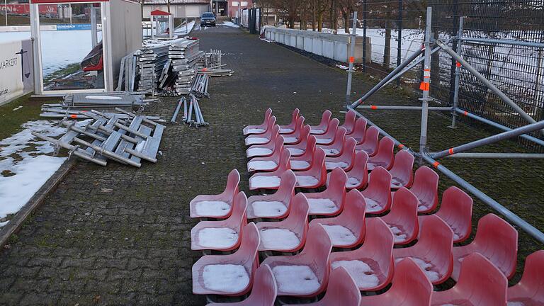 Die Stahlrohrtribüne ist abgebaut, das Fundament (hinten rechts) für die Dachkonstruktion steht. Ende Januar soll die BFV-Auflage mit der Fertigstellung der Tribünen-Überdachung erfüllt sein.