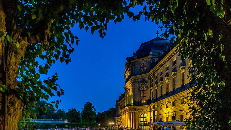 Nachtmusik beim Mozartfest       -  Rund 4000 Besucher lauschen am Mittwoch (15.06.22) im Hofgarten der Residenz in Würzburg den Mozartinterpretationen des Philharmonischen Orchesters Würzburg.