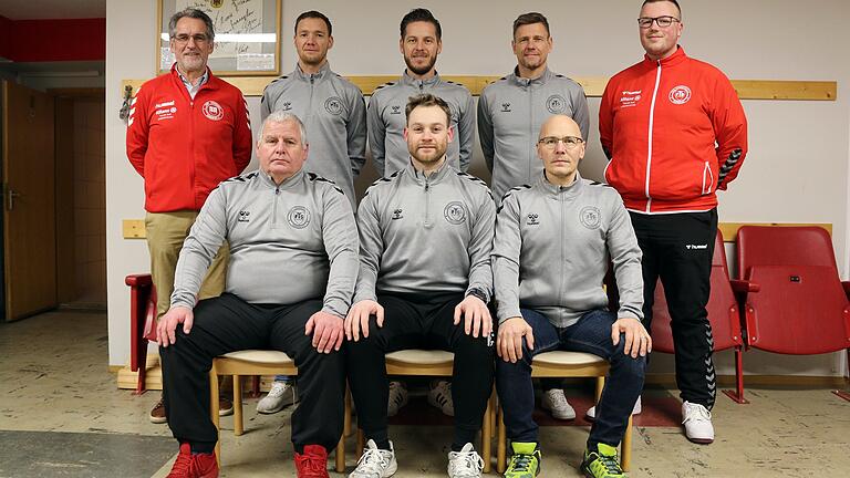 Kontinuität auf der Trainerbank der FT Schweinfurt. Vorne, von links: Burkard May (Betreuer 2. Mannschaft), Ardijan Mataj (Co-Trainer 2. Mannschaft), Stefan Hornung (Athletiktrainer 1. Mannschaft). Hinten von links: Ernst Gehling (Abteilungsleiter), Benjamin Freund (Cheftrainer 2. Mannschaft), Adrian Gahn (Cheftrainer 1. Mannschaft), Thilo Hetterich (Co-Trainer 2. Mannschaft), Nic Röder (Cheftrainer 3. Mannschaft).