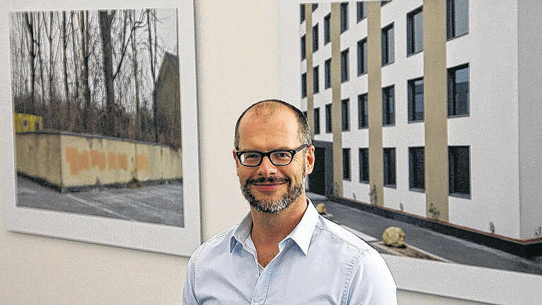 Oliver Boberg: In Schweinfurt zeigt er mit der &bdquo;alten Mauer&ldquo; und dem &bdquo;Gewerbegebäude&ldquo; nichts ganz Harmloses.
