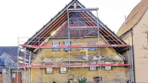 Dach überm Dach: Seit Jahren ist in der Herlindenstraße Herlheim dieses Notdach und darunter einer der ältesten Bauernhöfe im Landkreis zu erblicken, der gut 400 Jahre alte Riehlshof. Die Interessengemeinschaft Bauwerkerhalt will heuer die Sanierung fortsetzen. Dach überm Dach: Seit Jahren ist in der Herlindenstraße Herlheim dieses Notdach und darunter einer der ältesten Bauernhöfe im Landkreis zu erblicken, der gut 400 Jahre alte Riehlshof. Die Interessengemeinschaft Bauwerkerhalt will heuer die Sanierung fortsetzen.