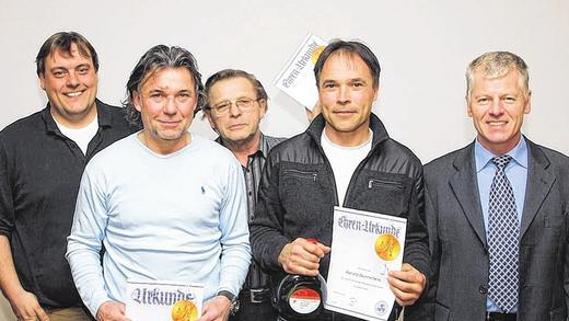 Treu zum SV Michelfeld: Armin Schmidt (rechts) ehrte (von links) Matthias Popp, Klaus Dennerlein, Wilhelm Schulz und Harald Dennerlein.