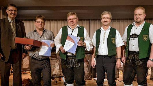 Peter Detsch (links) ehrte zusammen mit 2. Vorsitzenden Markus Geuß (rechts) Andreas Schmitt, Dirigent Klaus Rambacher und Vorsitzenden Norbert Döll (von links) für ihren großen Einsatz im Lauf der Jahre für die einzige Blaskapelle im Königsberger Stadtgebiet.