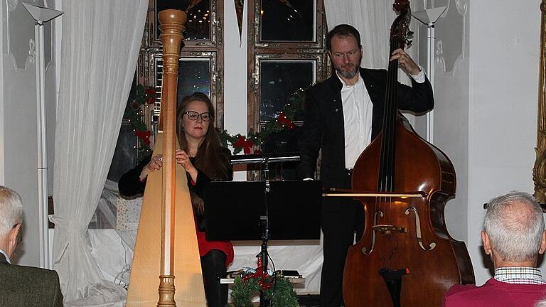 Das Musikerehepaar Judith Hutzel-Weisel und Michael Weisel bei ihrem Auftritt im Spiegelsaal von Schloss Oberschwappach.