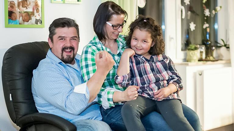 'Ich box die bösen Zellen wieder weg, den Rest macht mein Doktor': Melina und ihre Eltern Ursula und André&nbsp; Hubert mussten schwere Zeiten durchmachen, haben jedoch nie die Zuversicht verloren.