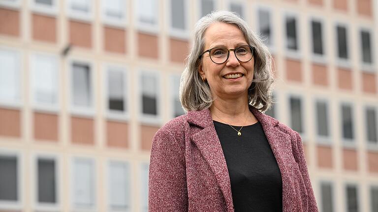 Ihr neuer Roman spielt in den 1950er Jahren: Die Autorin Ulrike Sosnitza stammt aus Darmstadt, lebt aber seit vielen Jahren im Landkreis Würzburg. Ihr neuer Roman spielt in den 1950er Jahren: Die Autorin Ulrike Sosnitza stammt aus Darmstadt, lebt aber seit vielen Jahren im Landkreis Würzburg. 