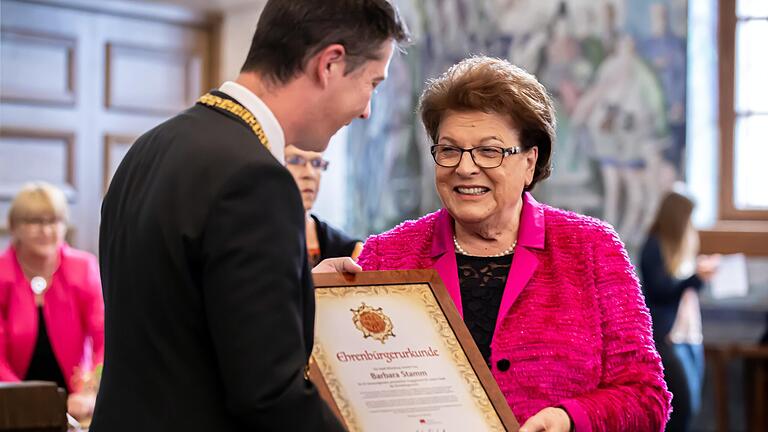 2019 ist Barbara Stamm (im Bild mit OB Christian Schuchardt) Würzburger Ehrenbürgerin geworden. Jetzt gibt es starke Bestrebungen im Stadtrat, eine Straße oder einen Platz nach ihr zu benennen.&nbsp;