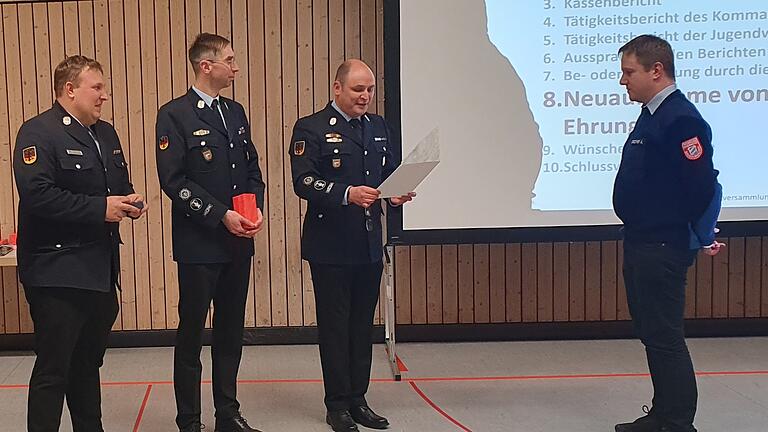 Übergabe des Feuerwehr-Ehrenzeichens für 25 Jahre aktiven Dienst an Alexander Drescher.