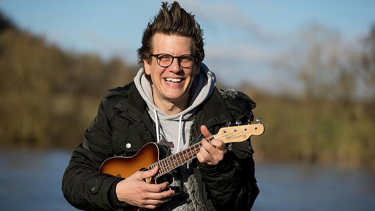 Matthias Walz mit seiner Ukulele am Mainufer in Karlstadt. Am liebsten knöpft er sich populistische Aussagen von Politikern vor.