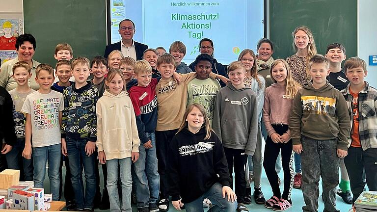 Klassenleitung Kerstin Hellert, Bürgermeister Johannes Menth, drei Referentinnen der Energieagentur Unterfranken und die Schüler der Klasse 4a.