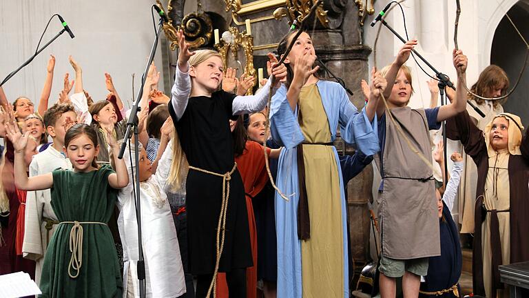 Die jungen Sängerinnen und Sänger der beiden Kinderchöre aus Kitzingen und aus Volkach führten in der Volkacher Pfarrkirche das Kindermusical König David von Thomas Riegler auf.