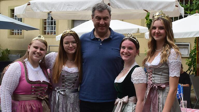 Eingerahmt von Königinnen: Markus Söder mit (von links) Weinprinzessinnen Angelina Jaques (Albertshofen), Siedlerkönigin Pia Kristinus, Gärtnerkönigin Annica Röder sowie Helena Schwemmer (Seinsheim). Eingerahmt von Königinnen: Markus Söder mit (von links) Weinprinzessinnen Angelina Jaques (Albertshofen), Siedlerkönigin Pia Kristinus, Gärtnerkönigin Annica Röder sowie Helena Schwemmer (Seinsheim).