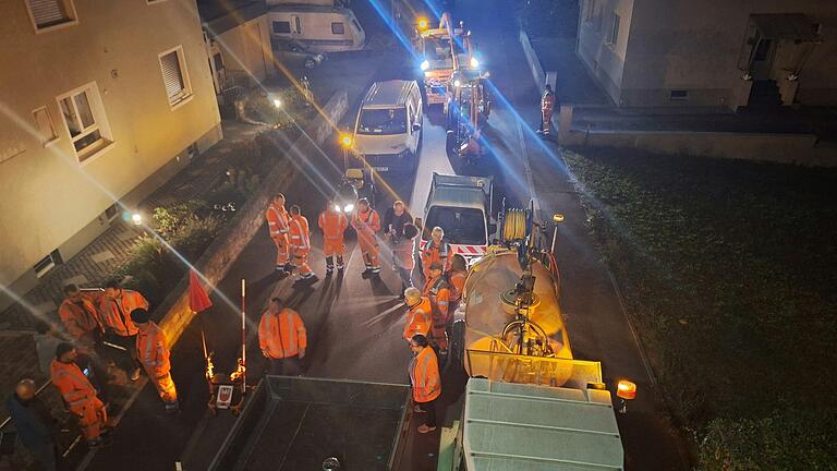 Um 6 Uhr früh holte das Bauhofteam seinen Chef Manfred Ludwig an seinem letzten Arbeitstag aus den Federn. Dazu waren sie mit den gemeindlichen Fahrzeugen vor seinem Wohnhaus angerückt. Um 6 Uhr früh holte das Bauhofteam seinen Chef Manfred Ludwig an seinem letzten Arbeitstag aus den Federn. Dazu waren sie mit den gemeindlichen Fahrzeugen vor seinem Wohnhaus angerückt.